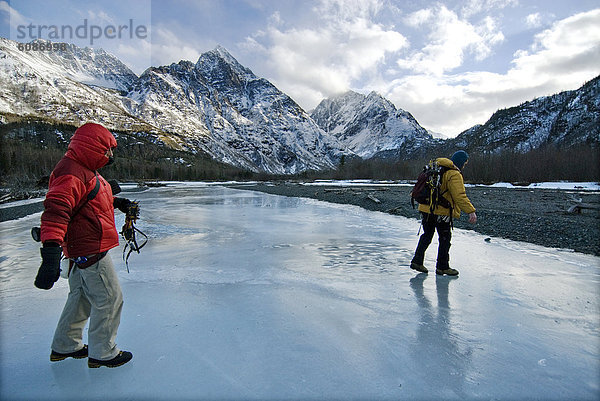Mensch  zwei Personen  Menschen  gehen  Eis  Fluss  2  Menschliche Hand  Menschliche Hände  Alaska  klettern  gefroren  Fahrgestell