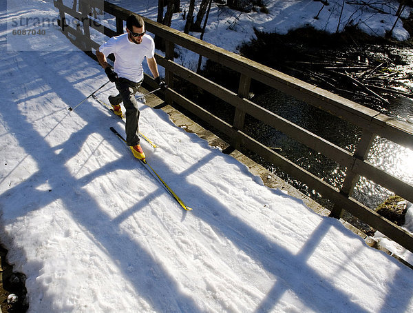 überqueren  Mann  Ski  folgen  über  Brücke  jung  Alaska  Anchorage  Kreuz