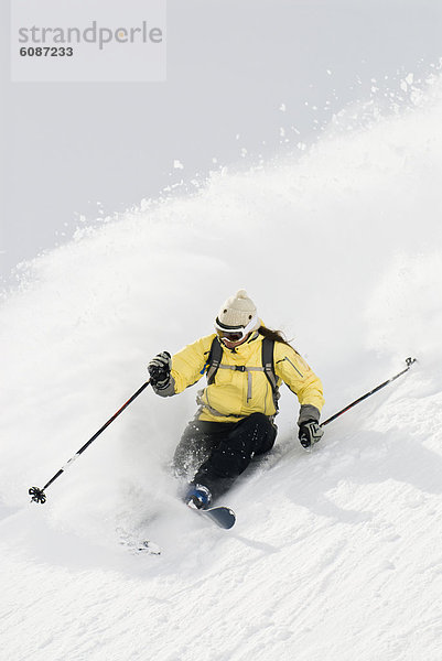 Frau  Ski  Gesichtspuder  Rocky Mountains  kanadisch