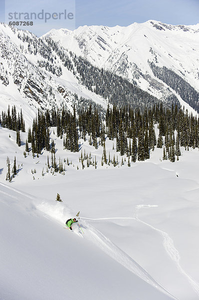 Berg  Fröhlichkeit  Skifahrer  Boden  Fußboden  Fußböden  Tal  Gesichtspuder  unbewohnte  entlegene Gegend  Selkirk Mountains  British Columbia  Kanada