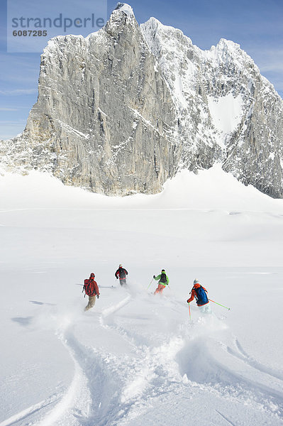 überqueren  Berg  unbewohnte  entlegene Gegend  Ski  Selkirk Mountains  Kanada  Kreuz