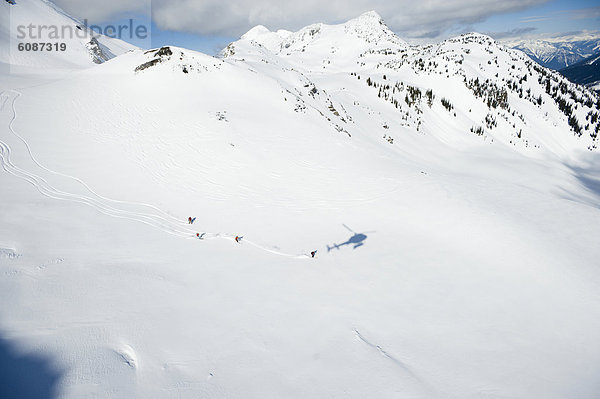 nehmen  folgen  Schatten  Berg  unbewohnte  entlegene Gegend  Hubschrauber  Ski  groß  großes  großer  große  großen  baufällig