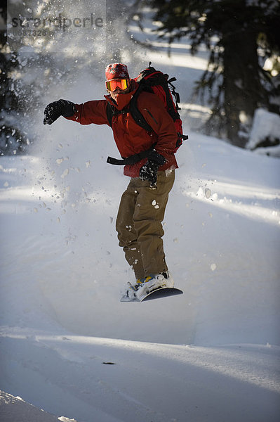 Berg  Snowboardfahrer  Baum  fahren  unbewohnte  entlegene Gegend  In der Luft schwebend  Selkirk Mountains  Kanada  Schnee