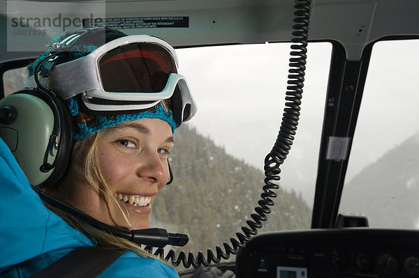 Frau  Berg  Skifahrer  lächeln  Skisport  Spiel  Hubschrauber  Teamgeist  Pilot  Selkirk Mountains  Kanada