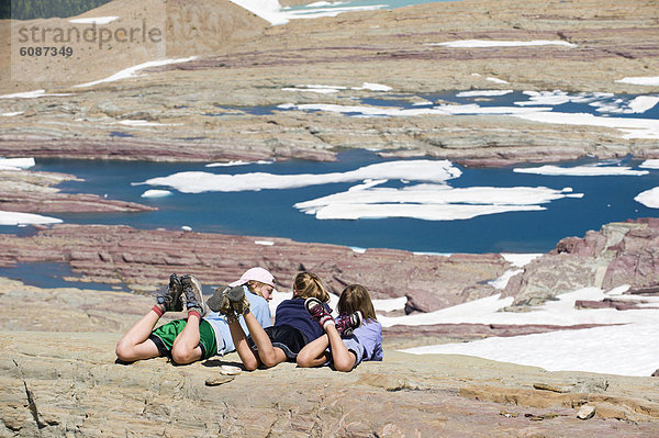 hoch  oben  Sonnenstrahl  Entspannung  dippen  See  Gletscher  jung  3  Mädchen
