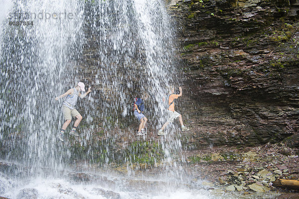hinter  Forschung  Wasserfall  jung  3  Mädchen