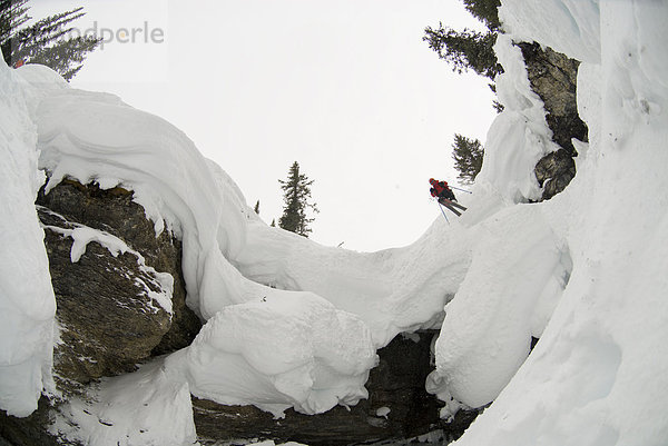 Felsbrocken  Skifahrer  heraustropfen  tropfen  undicht  unbewohnte  entlegene Gegend  groß  großes  großer  große  großen  Rocky Mountains  British Columbia  Kanada  kanadisch