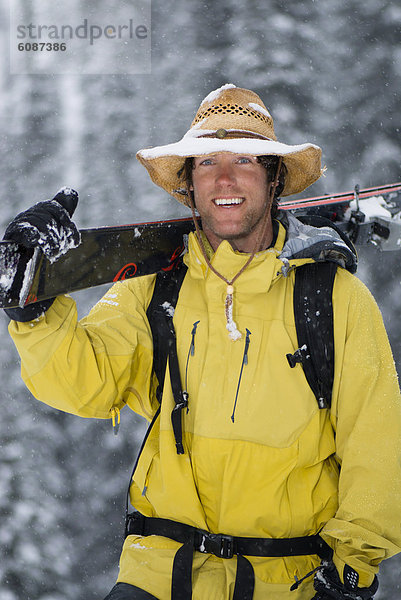 Mann  Ski  tragen  lächeln  Hut  Schnee  Kleidung  Cowboy