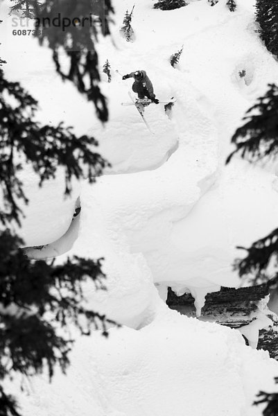 Felsbrocken  Skifahrer  heraustropfen  tropfen  undicht  unbewohnte  entlegene Gegend  groß  großes  großer  große  großen  Serie  Rocky Mountains  kanadisch