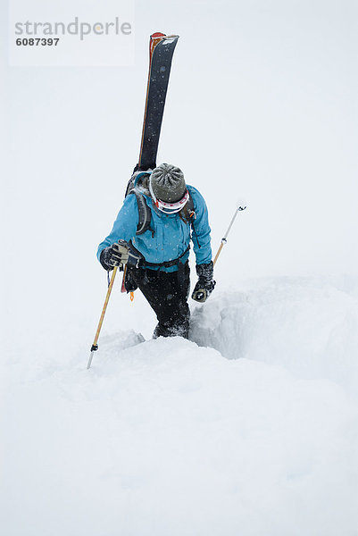 Stufe  hoch  oben  Anschnitt  Frau  Ski  folgen  treten  unbewohnte  entlegene Gegend  jung  Rocky Mountains  kanadisch
