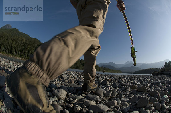 Mann  gehen  halten  Fluss  angeln  Bewegungsunschärfe  Squamish  Stange