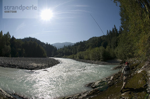 Flussufer  Ufer  Mann  gehen  Kleidung  angeln  Gummistiefel  vorwärts  Squamish  British Columbia  Stange