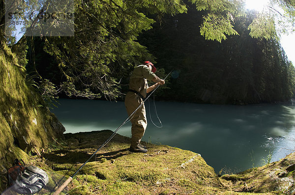 Mann  Vorbereitung  angeln  Squamish  British Columbia  Stange