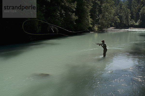Mann  Fluss  angeln  Gummistiefel  Kleidung  Squamish  British Columbia