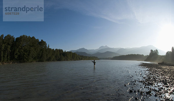Mann  Fluss  angeln  Gummistiefel  Squamish  British Columbia