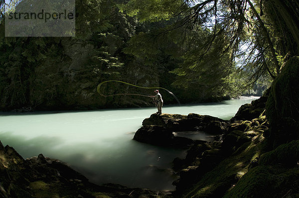 Felsbrocken  stehend  Mann  Fluss  angeln  Gummistiefel  Kleidung  Squamish  British Columbia