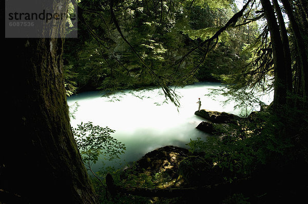 Felsbrocken  stehend  Mann  Fluss  angeln  Gummistiefel  Kleidung  Squamish  British Columbia