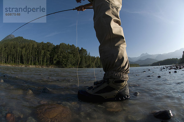 Mann  Fluss  angeln  Gummistiefel  Squamish  British Columbia
