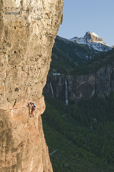 Felsbrocken  Außenaufnahme  Frau  klettern  Colorado  Telluride