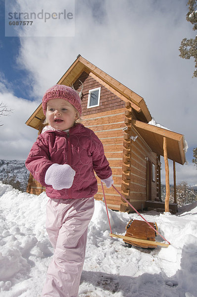 Außenaufnahme  Winter  ziehen  jung  Kabine  Mädchen  Colorado  Durango  Schlitten  Schnee