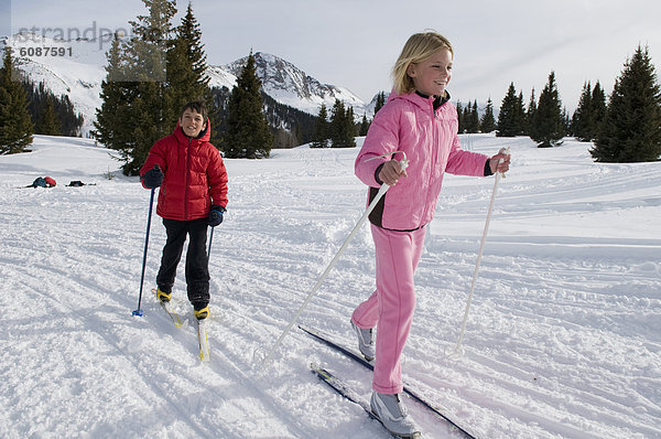 überqueren  Junge - Person  Wald  Skisport  jung  Mädchen  Colorado  Kreuz