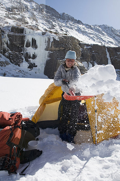Frau  Berg  Winter  camping  Zelt  Reise  graben  gräbt  grabend  Colorado  Schnee