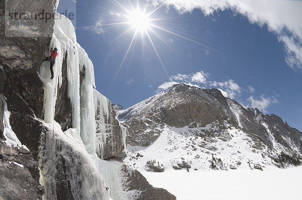 hoch  oben  Frau  Berg  See  Eis  Wasserfall  klettern  Colorado  gefroren