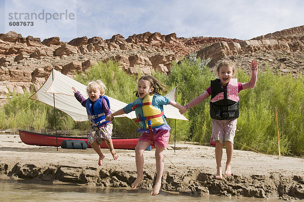Lifestyle  Jacke  springen  Fluss  jung  3  Mädchen  Mexican Hat  Utah