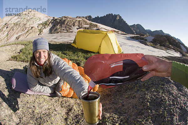 Frau  Entspannung  Becher  eingießen  einschenken  Wein  camping  Colorado  San Juan National Forest