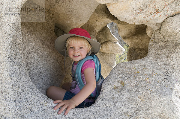 Felsbrocken  lächeln  Großstadt  Höhle  jung  Naturschutzgebiet  Mädchen  Granit  Idaho