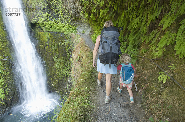 Frau  Nostalgie  wandern  Wasserfall  Tochter  Oregon