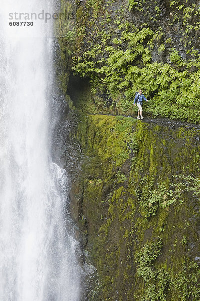 hinter  Frau  folgen  Hügel  wandern  Wasserfall  Pazifischer Ozean  Pazifik  Stiller Ozean  Großer Ozean  vorwärts  Kopfbedeckung  Oregon