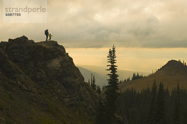 stehend  Felsen  Sonnenuntergang  zeigen  Tochter  Port Angeles  Washington  Olympic Nationalpark  Mutter - Mensch