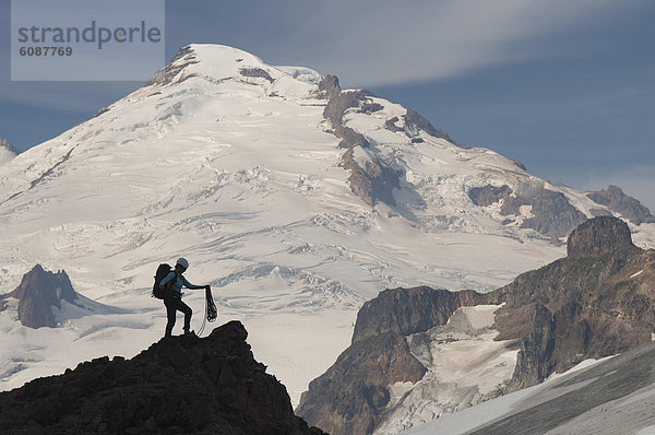 Bergsteiger  stehend  Frau  Berg  Bäcker  Mount Baker  unterhalb