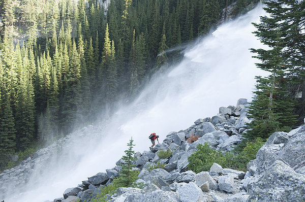 Mann  wandern  Wasserfall