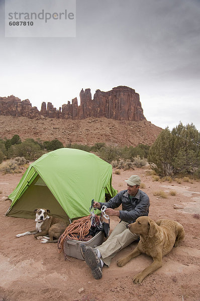 Mann  Hund  Campingplatz  2  klettern  Fahrgestell  sortieren  Utah