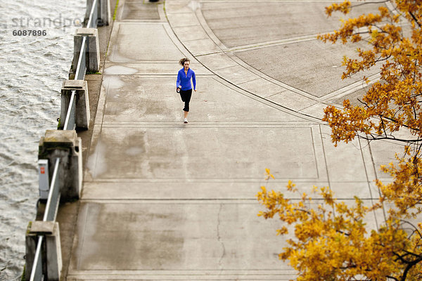 Jacke  Athlet  blau  joggen  vorwärts