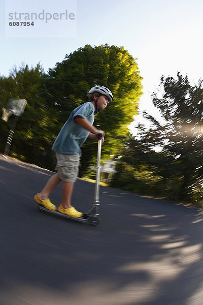 Junge - Person fahren Fahrweg Kickboard