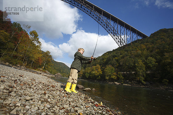 Junge - Person  Brücke  Fluss  angeln  Schlucht  unterhalb  neu  West Virginia