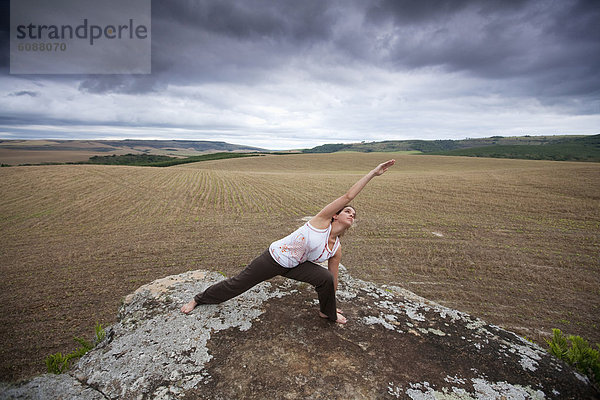 Frau  Wolke  Himmel  unterhalb  üben  Feld  Yoga  Brasilien