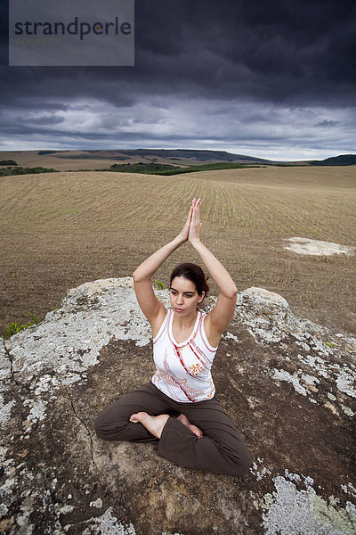 Frau  Wolke  Himmel  unterhalb  üben  Feld  Yoga  Brasilien