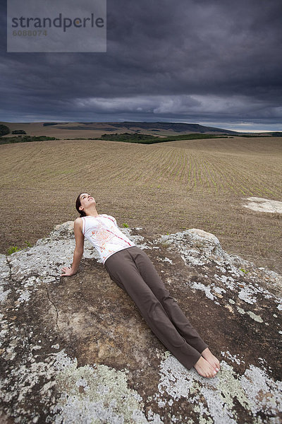 Frau  Wolke  Himmel  unterhalb  üben  Feld  Yoga  Brasilien