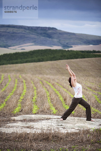 Frau  Wolke  Himmel  unterhalb  üben  Feld  Yoga  Brasilien