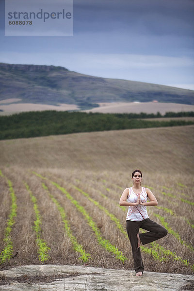 Frau  Wolke  Himmel  unterhalb  üben  Feld  Yoga  Brasilien