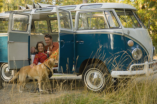 Kleintransporter  Entspannung  Hund  innerhalb  jung  Klassisches Konzert  Klassik  Lieferwagen