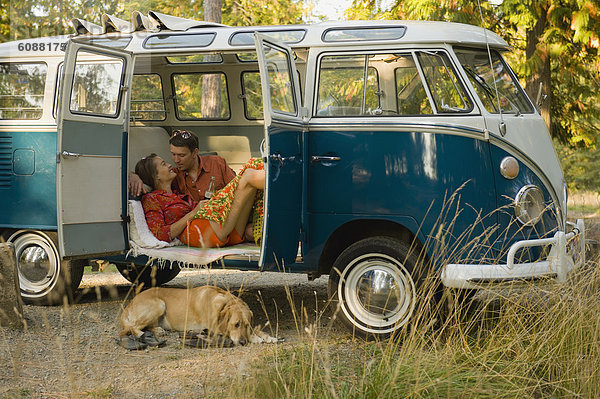 Kleintransporter  Entspannung  Hund  innerhalb  jung  Klassisches Konzert  Klassik  Lieferwagen