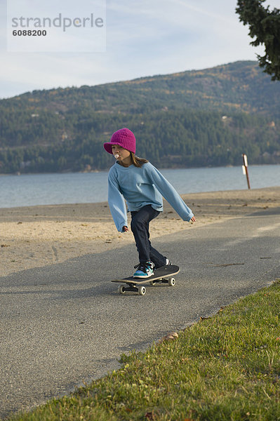 blasen  bläst  blasend  See  Blase  Blasen  jung  vorwärts  Skateboard  Mädchen