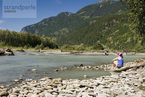 nahe  Frau  Kälte  spät  Fluss  wandern  Squamish  British Columbia  Kanada