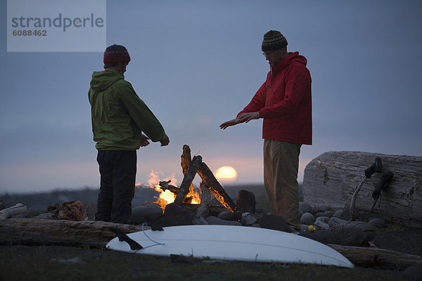 Mann Küste camping Desorientiert Feuer 2