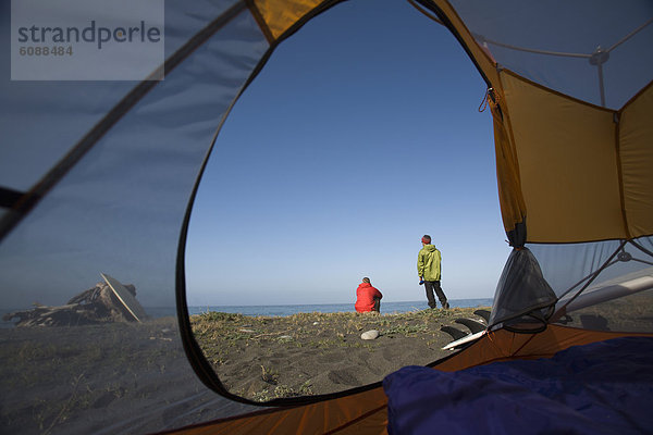 Außenaufnahme  sitzend  Mann  Strand  Küste  Zelt  Desorientiert  2  Kalifornien